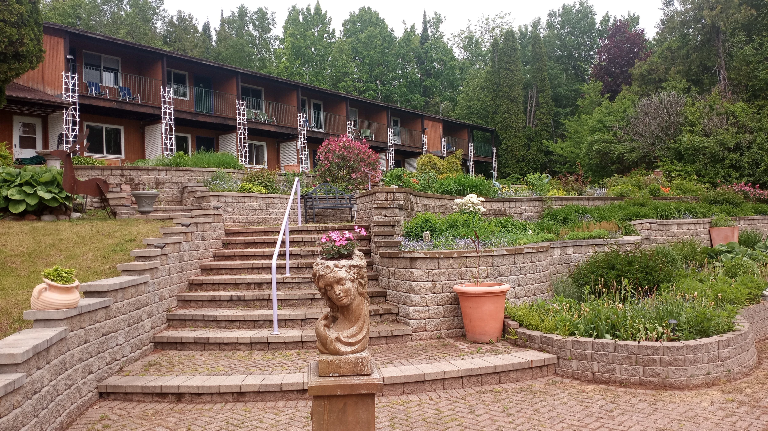 Exterior image of Lake Superior Lodge